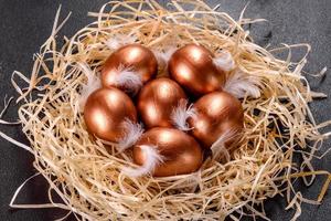 gouden paaseieren in het nest, voorbereiding op de vakantie foto