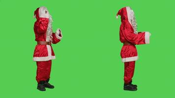 de kerstman claus vechten met mensen, hebben argument over- vol lichaam groene scherm. jong volwassen afbeelden vader Kerstmis in seizoensgebonden rood kostuum, conflict gedurende winter vakantie evenement. foto