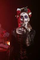 spookachtig verschrikking model- aan het doen stil teken naar houden geheim, vervelend de kerstman muerte halloween kostuum en tonen vaardigheid dempen en geheimhouding gebaar met vinger over- lippen, heilig dios de los muertos. foto