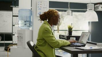 ziek bedrijf vrouw werken met hoofdpijn in kantoor, gevoel ziek en benadrukt in coworking ruimte. uitvoerend assistent lijden van pijnlijk migraine en wezen in spanning, bedrijf bureau. foto