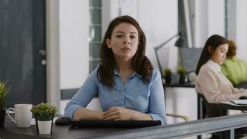 pov van ondernemer vergadering Aan telewerken video-oproep met collega's, gebruik makend van online teleconferentie telefoontje naar praten naar mensen Bij kantoor bureau. vrouw werknemer chatten Aan internet conferentie. statief schot. foto