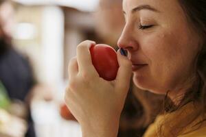 vrouw ruiken vers markt appels foto