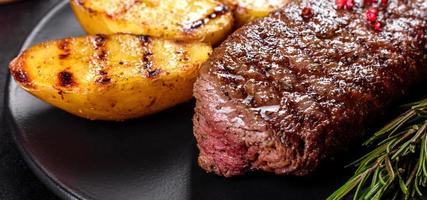 ribeye steak met aardappelen, uien en cherrytomaatjes foto