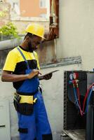 deskundige klusjesman aan het doen condensor onderzoeken, filter vervangingen en vereist reparaties naar voorkomen majoor storingen. bekwaam arbeider controle omhoog hvac systeem, schrijven bevindingen Aan klembord foto