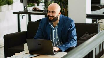 opstarten werknemer werken Aan laptop, analyseren afzet uitvoerend gegevens strategie voor bedrijf ontwikkeling. agentschap manager planning verkoop met analytics rapporten, ai ontwikkelaar in coworking ruimte. foto