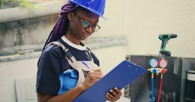 portret schot van glimlachen Afrikaanse Amerikaans deskundige aan het doen inspectie van koelmiddel niveaus en vereist reparaties naar voorkomen majoor storingen. arbeider controle hvac systeem, schrijven bevindingen Aan klembord foto