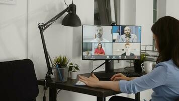 uitvoerend manager Bijwonen video-oproep vergadering Aan webcam, pratend naar mensen over afzet visie Bij bureau. vrouw werknemer gebruik makend van online videoconferentie telefoontje in coworking ruimte, bedrijf bureau. foto