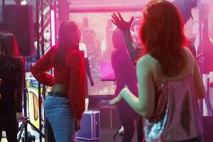 mensen feesten Bij disco bijeenkomst en genieten van nachtleven werkzaamheid in nachtclub. verschillend mannen en Dames dansen en vieren terwijl in beweging naar modern muziek- ritme in club foto