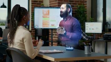 arbeider aan het kijken uitgebreid realiteit opleiding video visualisatie van team leider uitleggen hoe naar oplossen taken Bij vernieuwend kantoor bureau computer. Afrikaanse Amerikaans werknemer met hologram manager foto