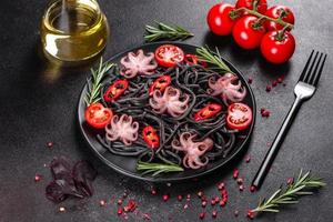 zwarte zeevruchten pasta met garnalen, octopus en mosselen foto