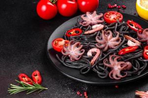 zwarte zeevruchten pasta met garnalen, octopus en mosselen foto