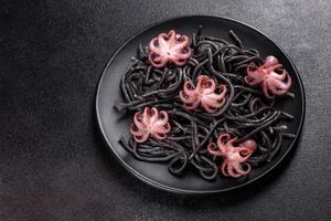 zwarte zeevruchten pasta met garnalen, octopus en mosselen foto