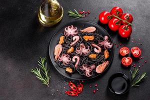 zwarte zeevruchten pasta met garnalen, octopus en mosselen foto