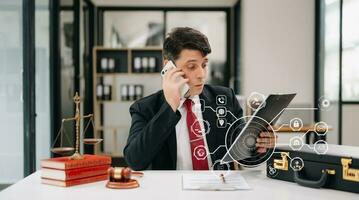 gerechtigheid en wet concept.mannelijk rechter in een rechtszaal de hamer, werken met slim telefoon en laptop en digitaal tablet computer Aan tafel met vr icoon foto