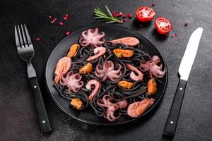 zwarte zeevruchten pasta met garnalen, octopus en mosselen foto