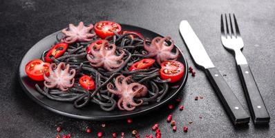 zwarte zeevruchten pasta met garnalen, octopus en mosselen foto