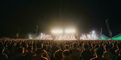 ai gegenereerd. ai generatief. nacht Open lucht concert tonen prestatie stadium leven muziek- evenement met veel mensen in de omgeving van. viering pret partij enthousiast achtergrond. grafisch kunst foto