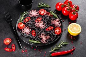 zwarte zeevruchten pasta met garnalen, octopus en mosselen foto