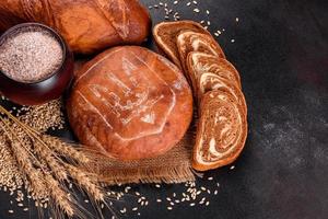 vers gebakken bruin brood met wapenschild van oekraïne foto