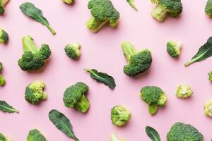 groen vers broccoli achtergrond dichtbij omhoog Aan gekleurde tafel. groenten voor eetpatroon en gezond aan het eten. biologisch voedsel foto