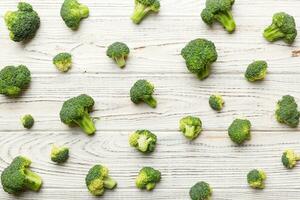 groen vers broccoli achtergrond dichtbij omhoog Aan gekleurde tafel. groenten voor eetpatroon en gezond aan het eten. biologisch voedsel foto