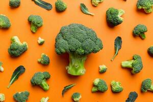 groen vers broccoli achtergrond dichtbij omhoog Aan gekleurde tafel. groenten voor eetpatroon en gezond aan het eten. biologisch voedsel foto