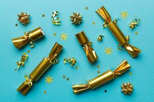 Kerstmis crackers met glimmend confetti Aan kleur achtergrond, top visie, kopiëren ruimte foto