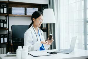 geneeskunde arts hand werken met moderne digitale tablet computerinterface als medisch netwerkconcept foto