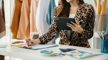 jong vrouw rennen online op te slaan opstarten klein bedrijf MKB, gebruik makend van smartphone of tablet te ontvangen en controle online aankoop boodschappen doen bestellen foto