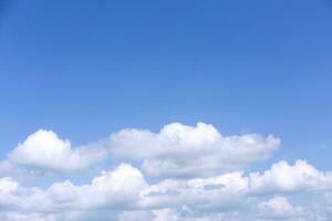 wit wolken Aan blauw lucht achtergrond. foto