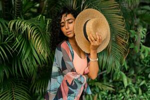 gelukkig Europese vrouw genieten vakanties Aan tropisch eiland. Holding rietje hoed. vervelend elegant zomer kleding. foto