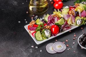 gezonde salade met cherrytomaatjes, biologische olijven