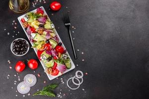 gezonde salade met cherrytomaatjes, biologische olijven