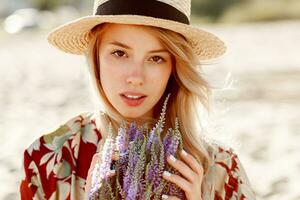 dichtbij omhoog portret van lief romantisch blond meisje genieten van geur van lavendel. huidsverzorging concept. foto