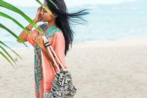 mooi jong bruinen Aziatisch vrouw wandelen Aan paradijs tropisch strand.sieraden ,armband en ketting. foto