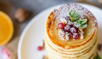 heerlijke verse mooie pannenkoeken met citrushoning en jam foto