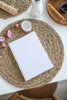 boek mockup ontwerp. blanco wit boek Aan dining tafel in Aziatisch stijl met serviesgoed foto