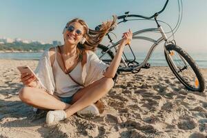 jong aantrekkelijk blond glimlachen vrouw Aan vakantie zittend Aan strand foto