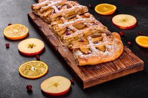 heerlijke verse taart gebakken met appel, peren en bessen