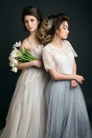 twee jong mooi elegant Dames, bruid, bruids mode foto