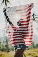 jong sexy vrouw, passie, vrij geest, vintage, hipster, Holding Amerikaans vlag foto