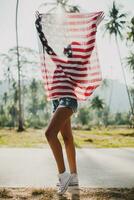 jong sexy vrouw, passie, vrij geest, vintage, hipster, Holding Amerikaans vlag foto