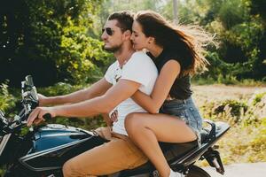 jong paar in liefde, rijden een motorfiets, knuffel, passie, vrij geest foto
