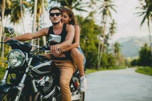 jong paar in liefde, rijden een motorfiets, knuffel, passie, vrij geest foto