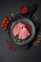 rauw filet steak mignon rundvlees met zout, specerijen en kruiden foto