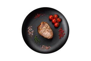 heerlijk sappig varkensvlees of rundvlees steak gekookt Aan de rooster met zout en specerijen foto