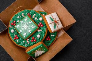 mooi feestelijk Kerstmis peperkoek gemaakt door hand- met decoratie elementen foto