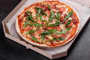 verse pizza gebakken in de oven met rucola, salami foto