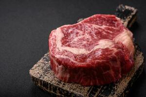 vers sappig rauw rundvlees striploin steak met zout en specerijen foto