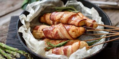 broodje met spek en kipgehakt op een stoofpotje met verse asperges foto